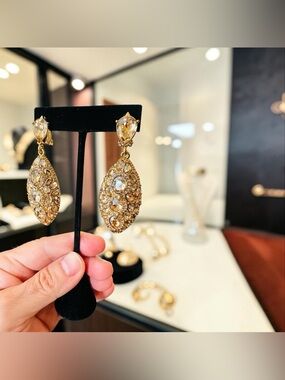 NWOT Oscar de La Renta ICONIC COUTURE LUXURY AUTHENTIC RUNWAY CRYSTAL EARRINGS